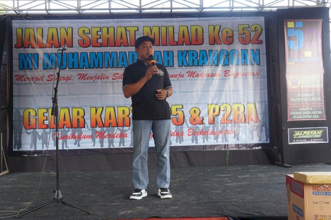 Jalan Sehat MI. Kranggan Untuk Mempeingati Milad Muhammadiyah Ke-52