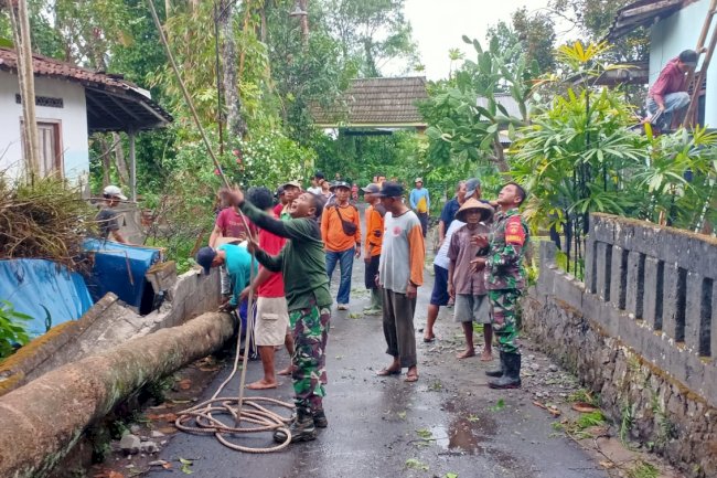 Gotong Royong Bersama Pasca Terdampak Angin Ribut di Wilayah Kecamatan Manisrenggp