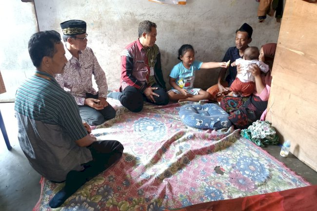 Pemberian Tali Asih Oleh Plt. Camat Manisrenggo