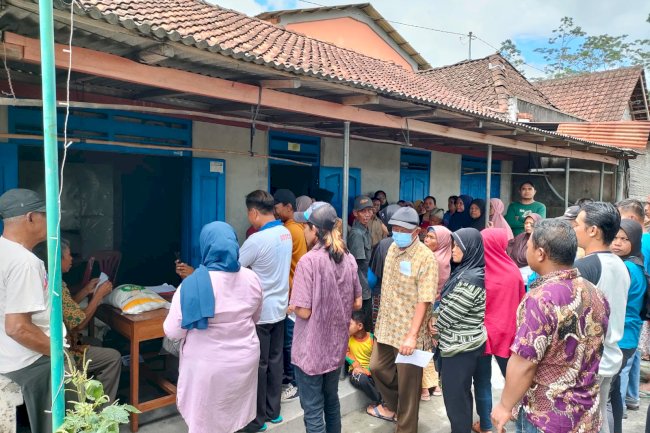 Penyerahan Bantuan Pangan Langsung di Desa Bendan