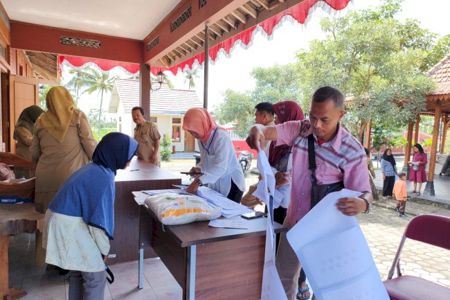 Penyerahan Bantuan Pangan Langsung di Desa Kecemen