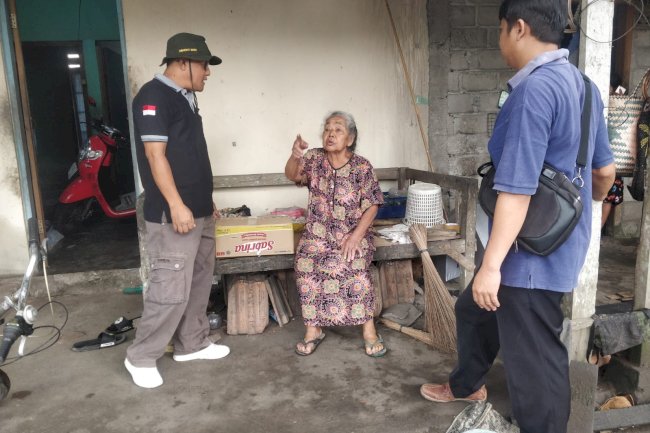 Penanganan Pohon Tumbang  dan Rumah Rusak Dampak Hujan Deras Disertai Angin Kencang