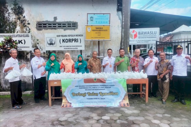 ASN Kecamatan Manisrenggo Berbagi Takjil