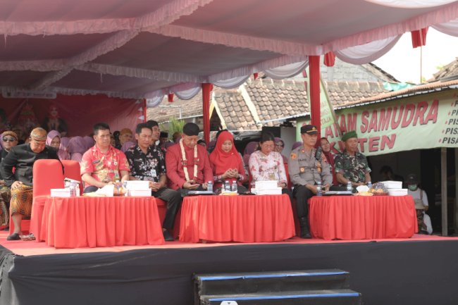 Ribuan Orang Tumpah Ruah Saksikan Kirab Budaya Kecamatan Manisrenggo