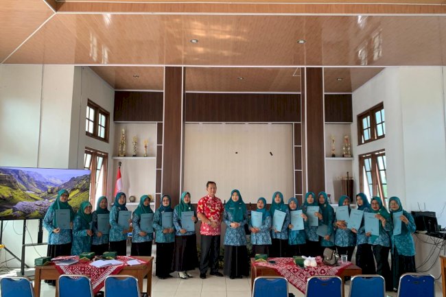 Penyerahan Surat Keputusan Perpanjangan Ketua TP PKK Desa se-Kecamatan Manisrenggo