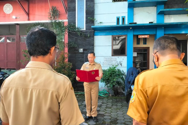 Pelaksanaan Apel Pagi Karyawan dan Karyawati Kecamatan Manisrenggo
