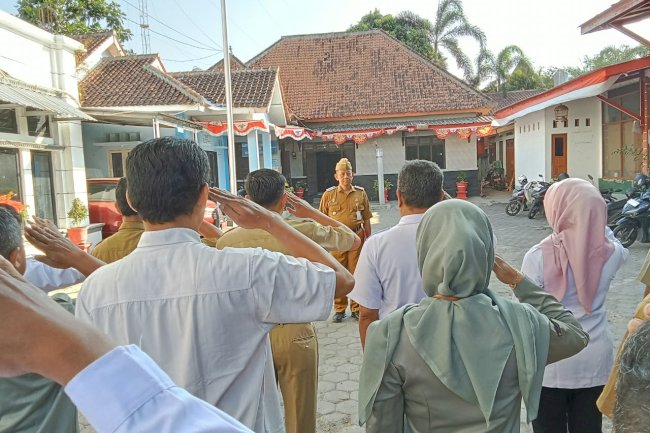Pelaksanaan Apel Pagi Karyawan dan Karyawati Kecamatan Manisrenggo