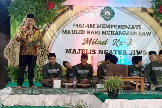 Pengajian dalam rangka memperingati maulid nabi Muhammad SAW di Majelis Ngatur Jiwo, Ponpes Losari, Solodiran. Manisrenggo