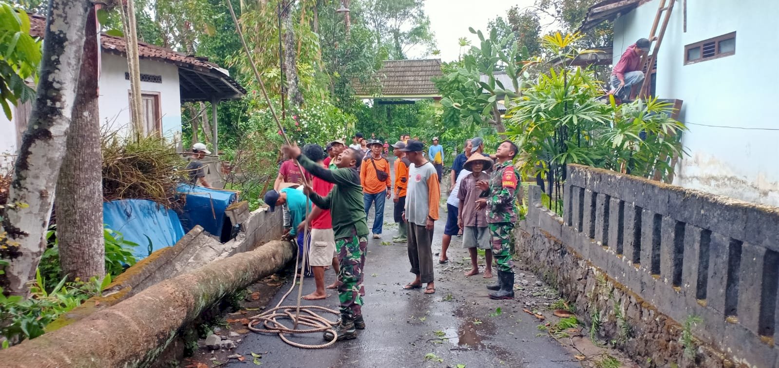 Gotong Royong Bersama Pasca Terdampak Angin Ribut di Wilayah Kecamatan Manisrenggp