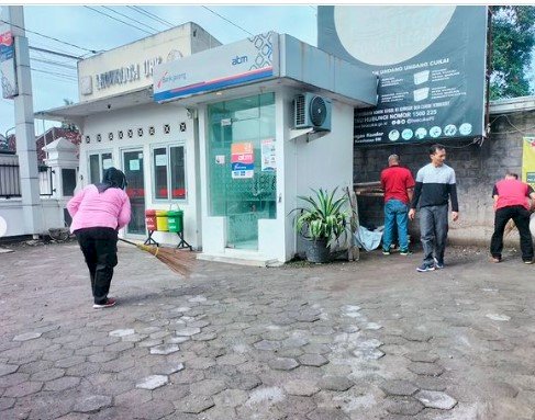 Kegiatan Jumat Bersih di Kantor Kecamatan Manisrenggo