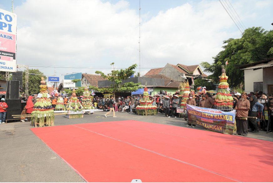 Arak - Arakan 16 Gunungan Hasil Bumi DalamKirab Budaya " Bumi Loh Jinawi " Kecamatan Manisrenggo