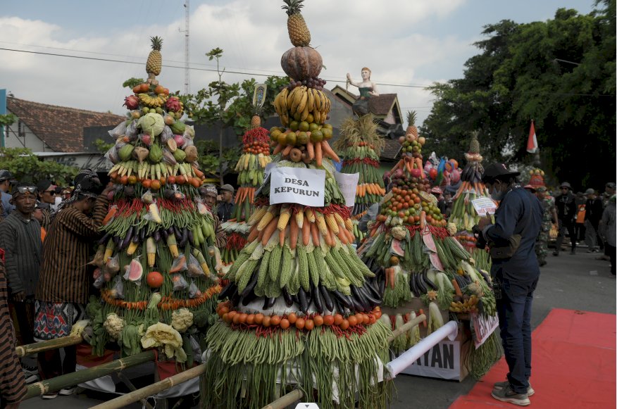 Arak - Arakan 16 Gunungan Hasil Bumi DalamKirab Budaya " Bumi Loh Jinawi " Kecamatan Manisrenggo