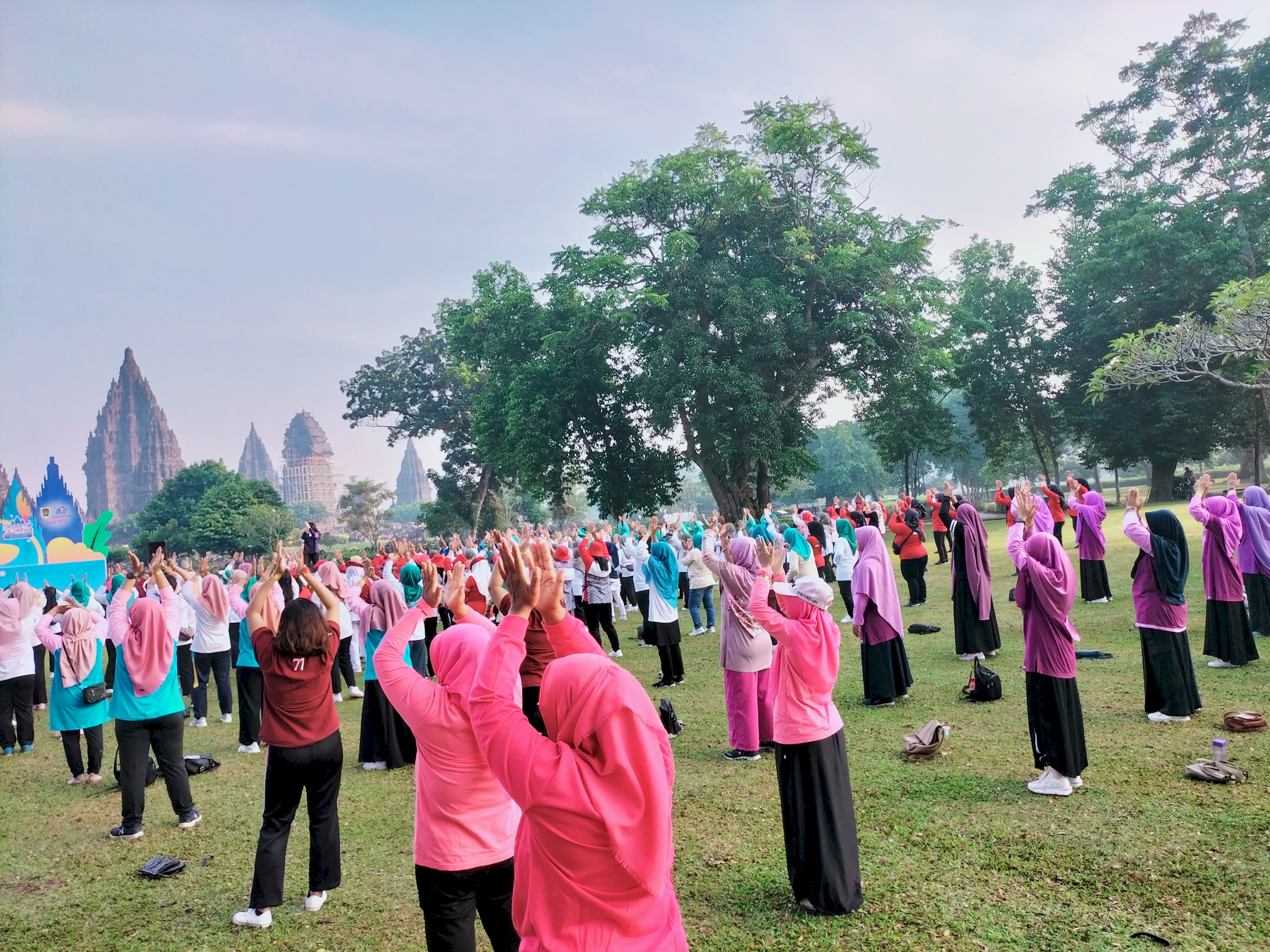 Tim Kecamatan Manisrenggo mengikuti kegiatan Senam bersama Organisasi Wanita Kabupaten Klaten