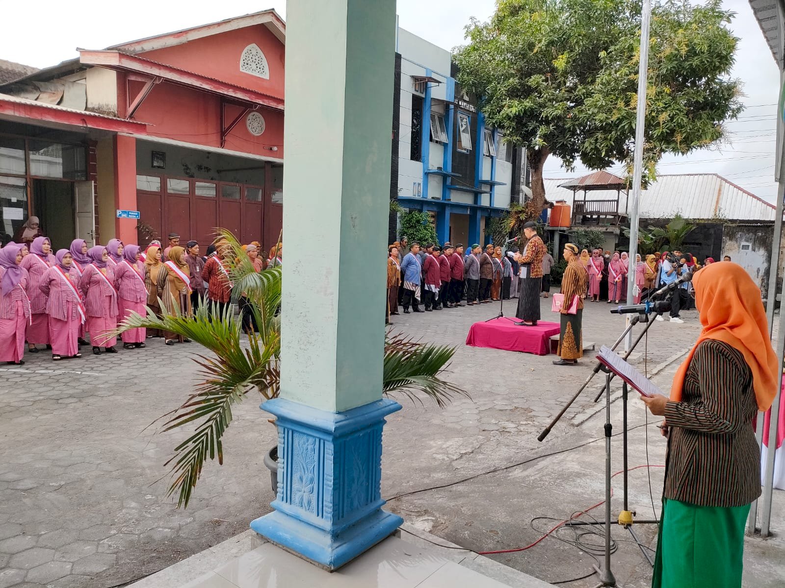Pemerintah Kecamatan Manisrenggo menyelenggarakan Upacara Hadeging Klaten dalam rangka memperingati Hari Ulang Tahun (HUT) Kabupaten Klaten ke-221 Tahun 2025