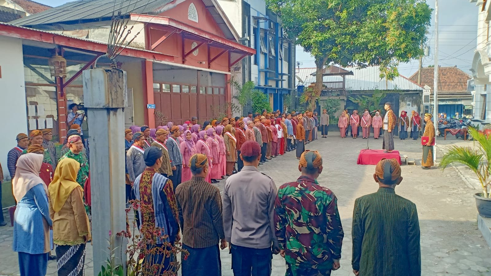 Pemerintah Kecamatan Manisrenggo menyelenggarakan Upacara Hadeging Klaten dalam rangka memperingati Hari Ulang Tahun (HUT) Kabupaten Klaten ke-221 Tahun 2025