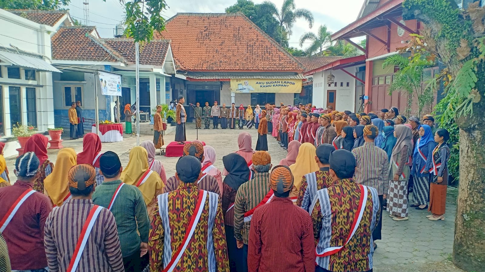 Pemerintah Kecamatan Manisrenggo menyelenggarakan Upacara Hadeging Klaten dalam rangka memperingati Hari Ulang Tahun (HUT) Kabupaten Klaten ke-221 Tahun 2025