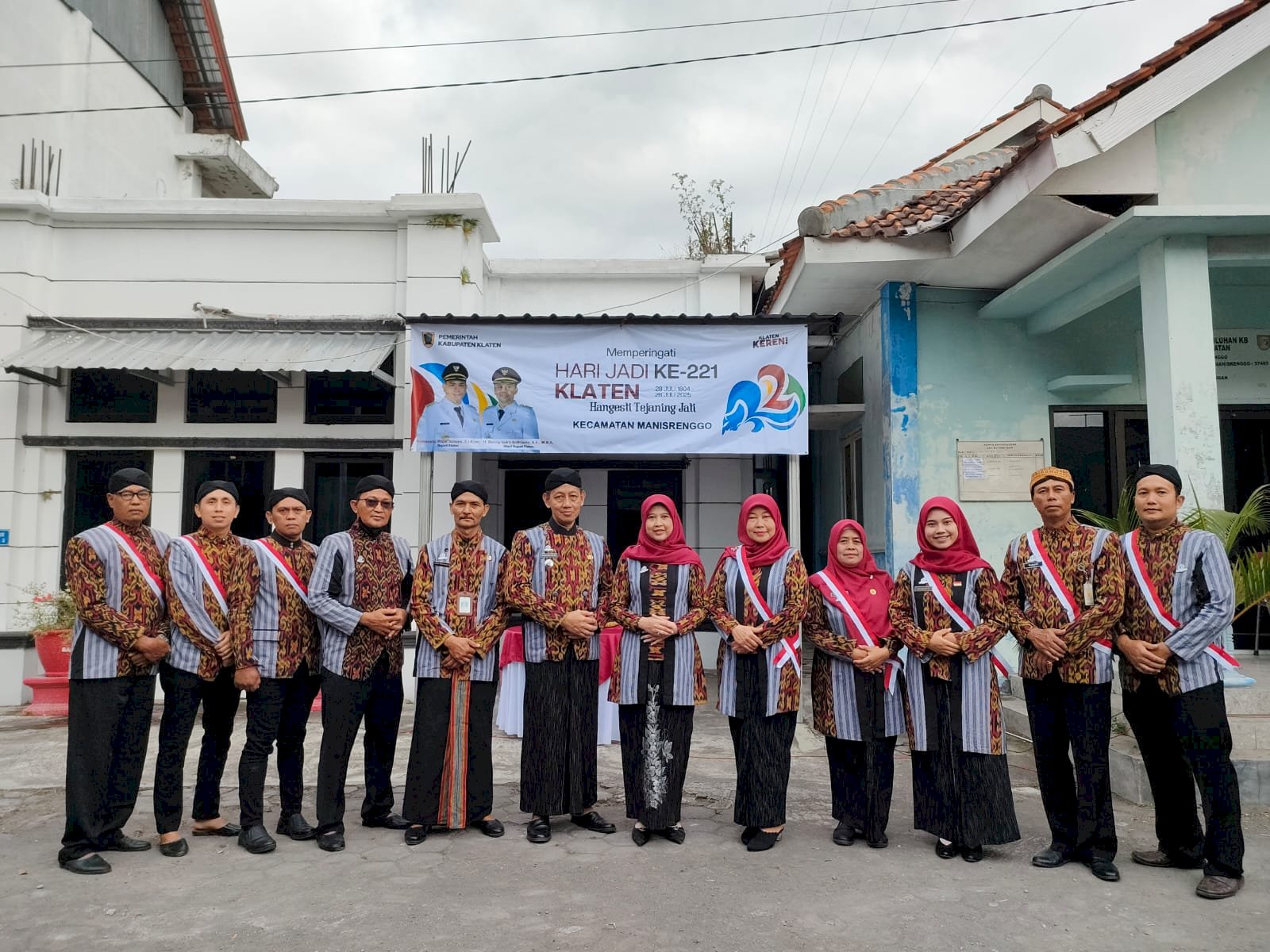 Pemerintah Kecamatan Manisrenggo menyelenggarakan Upacara Hadeging Klaten dalam rangka memperingati Hari Ulang Tahun (HUT) Kabupaten Klaten ke-221 Tahun 2025