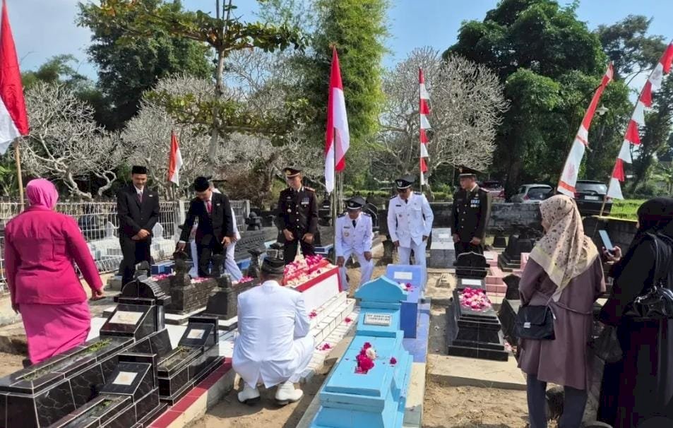 Ziarah dan Tabur Bunga dalam rangka memperingati HUT RI ke-80 Tahun 2025 di Wilayah Kecamatan Manisrenggo