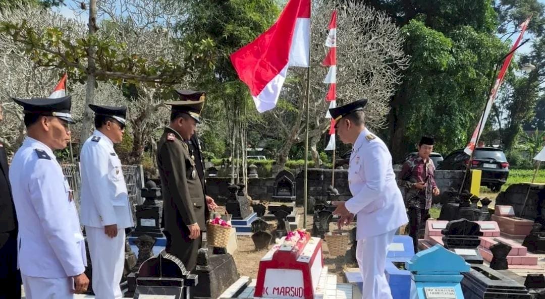 Ziarah dan Tabur Bunga dalam rangka memperingati HUT RI ke-80 Tahun 2025 di Wilayah Kecamatan Manisrenggo
