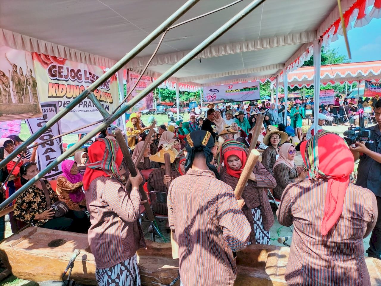 Pemerintah Kecamatan Manisrenggo mengikuti Festival Gejog Lesung Tahun 2025