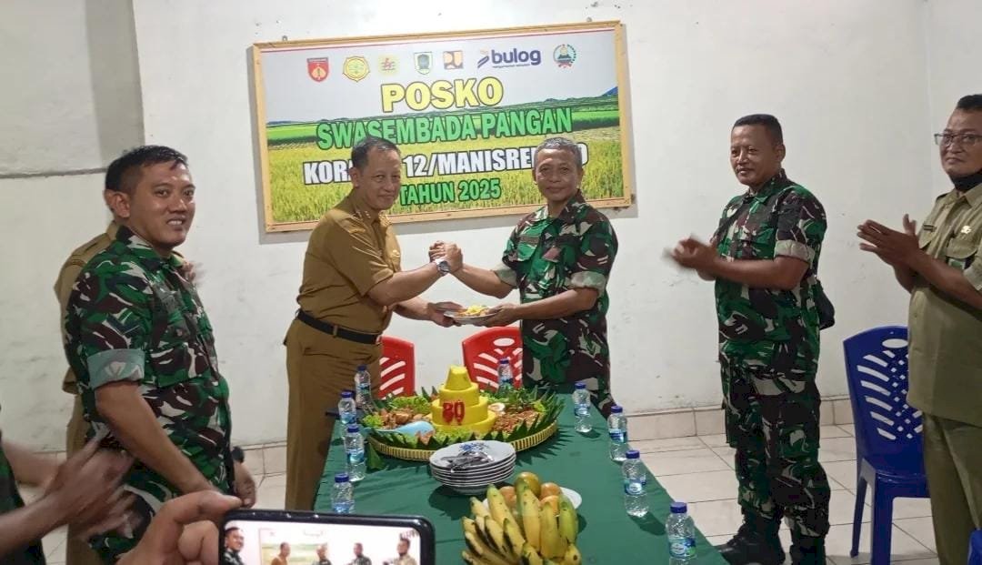 Pemberian Ucapan Selamat dan Penyerahan Tumpeng kepada jajaran TNI Koramil Manisrenggo