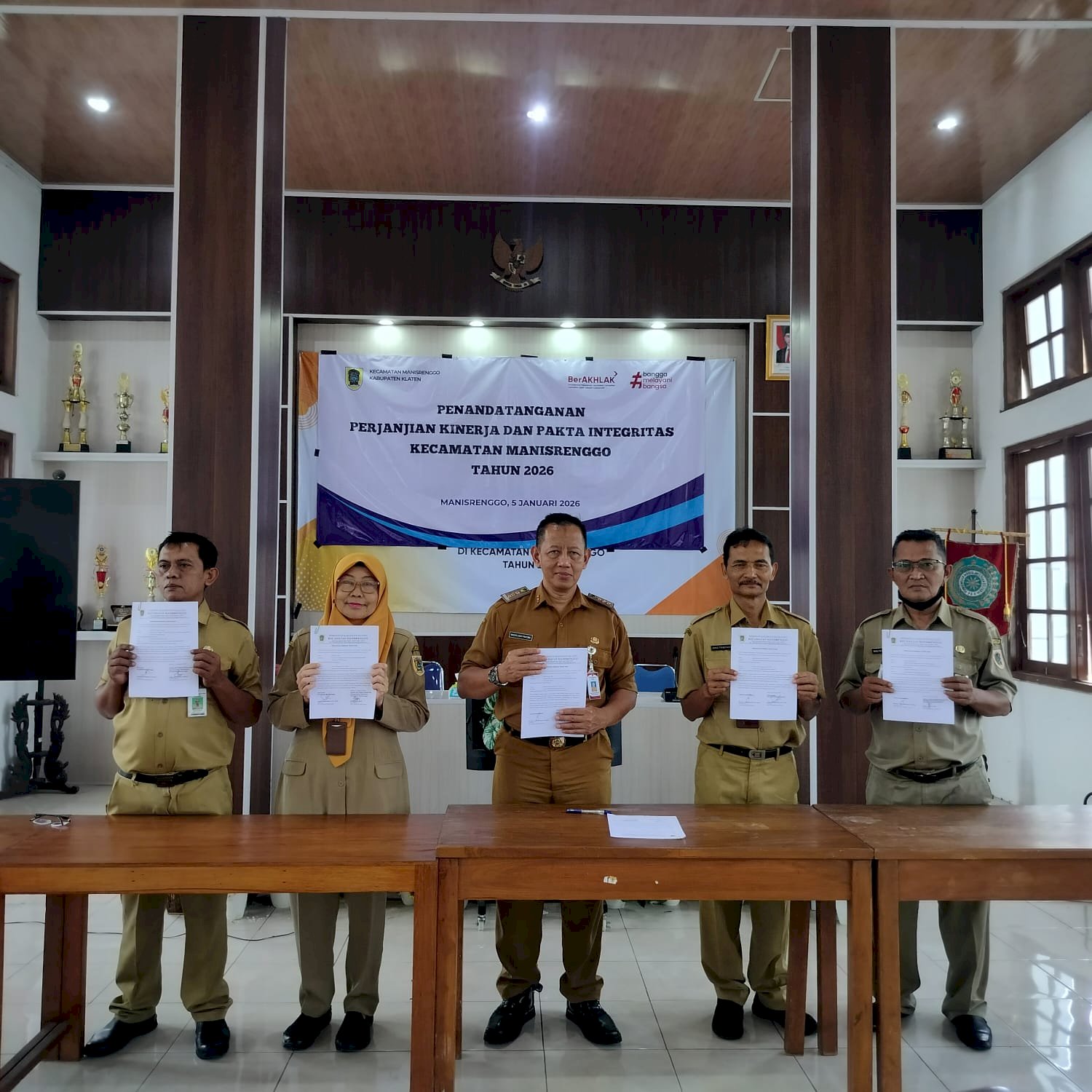 Penandatanganan Perjanjian Kinerja dan Pakta Integritas Kecamatan Manisrenggo Tahun 2026