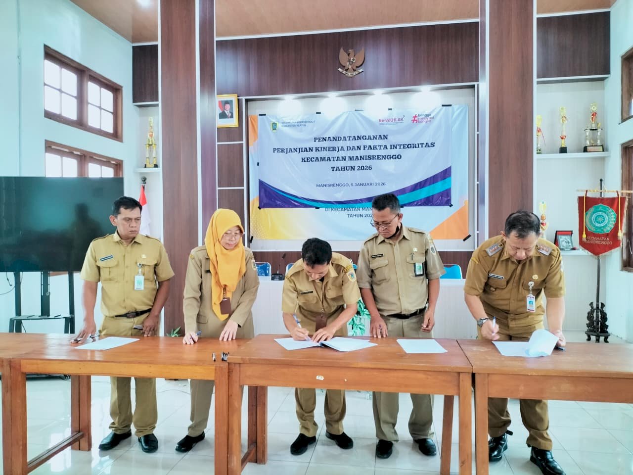 Penandatanganan Perjanjian Kinerja dan Pakta Integritas Kecamatan Manisrenggo Tahun 2026