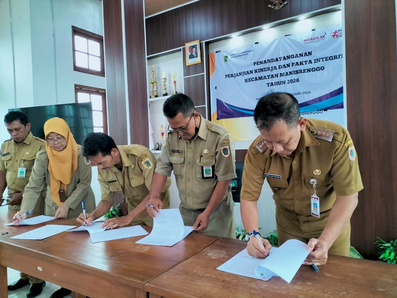 Penandatanganan Perjanjian Kinerja dan Pakta Integritas Kecamatan Manisrenggo Tahun 2026