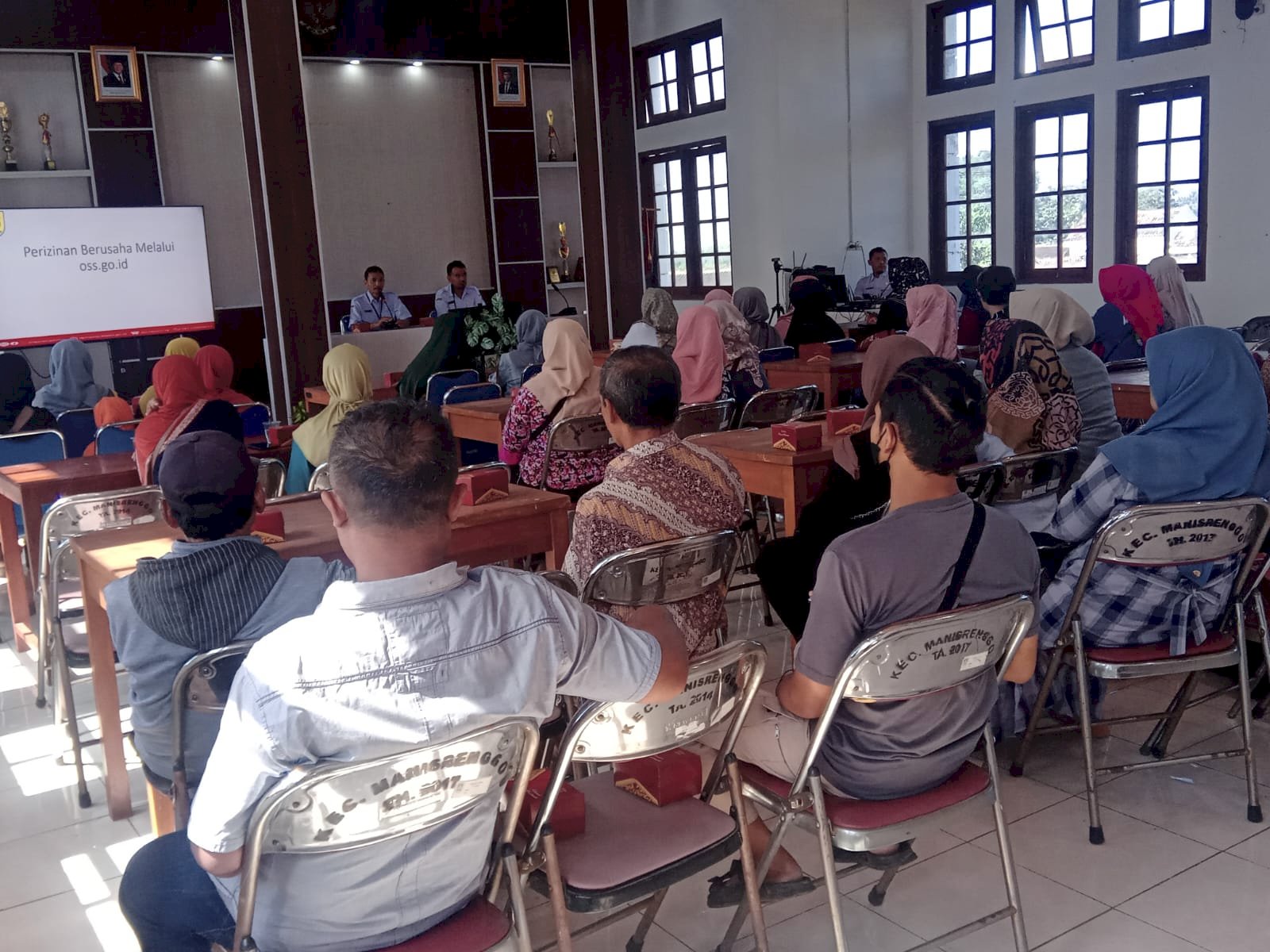 Kegiatan pendampingan dalam Pembuatan Nomor Induk Berusaha (NIB) dan sertifikasi Halal bagi Warga Kecamatan Manisrenggo