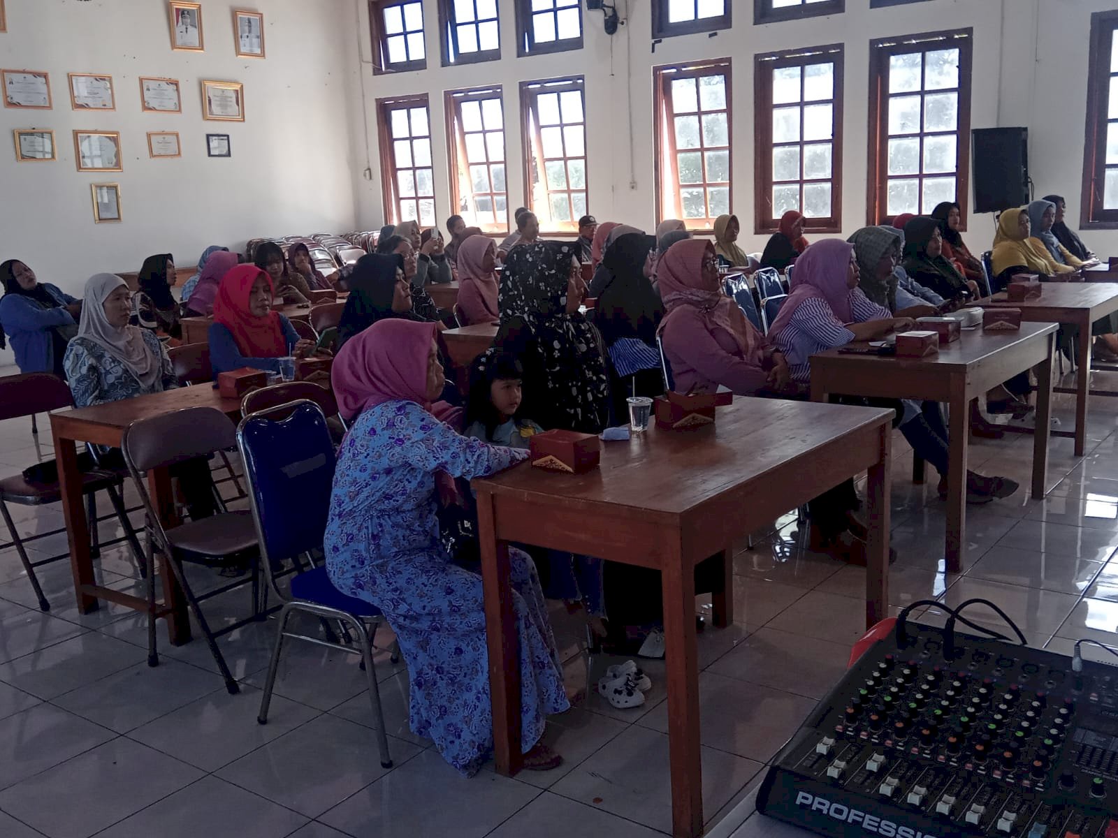 Kegiatan pendampingan dalam Pembuatan Nomor Induk Berusaha (NIB) dan sertifikasi Halal bagi Warga Kecamatan Manisrenggo