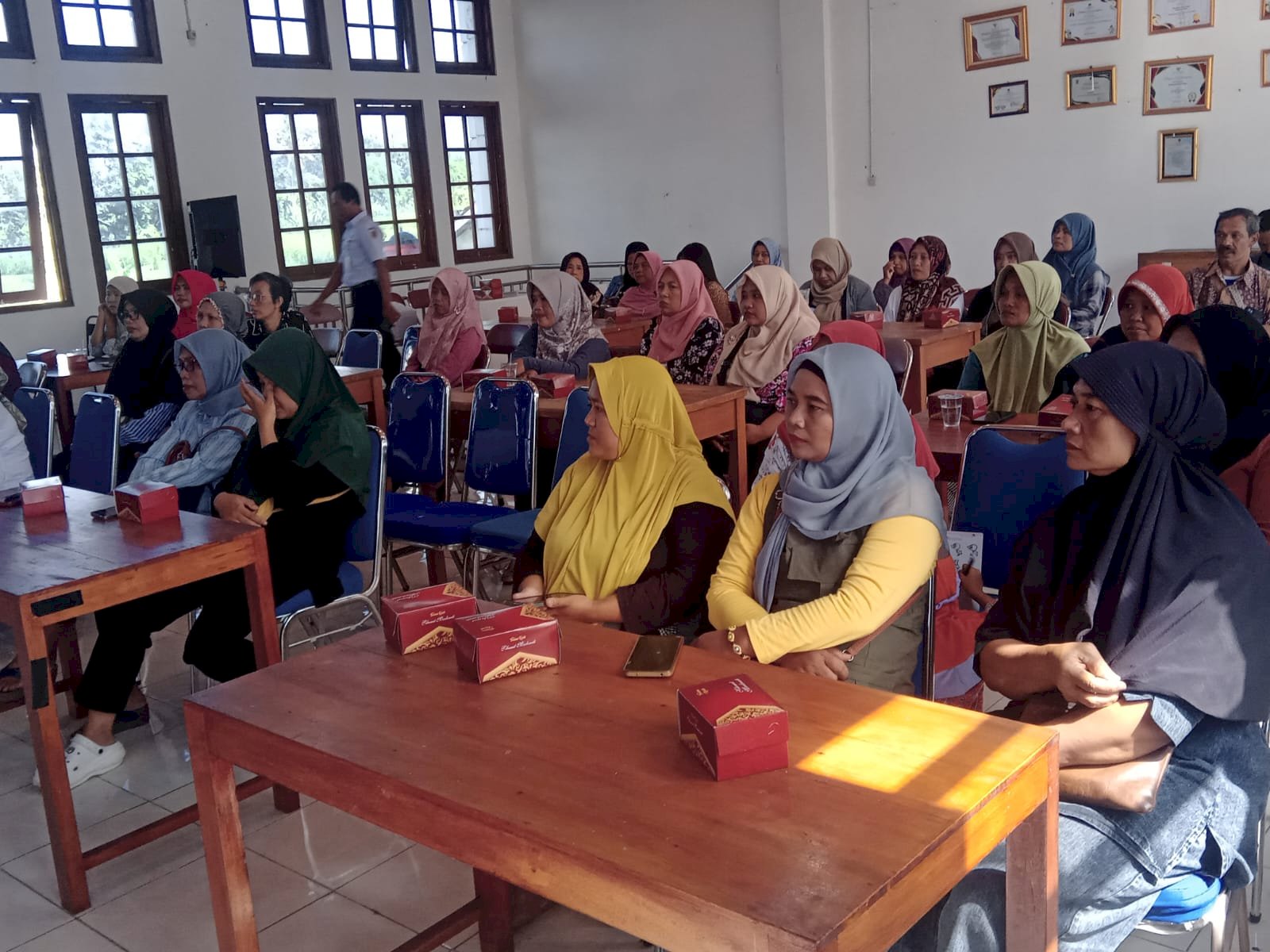 Kegiatan pendampingan dalam Pembuatan Nomor Induk Berusaha (NIB) dan sertifikasi Halal bagi Warga Kecamatan Manisrenggo