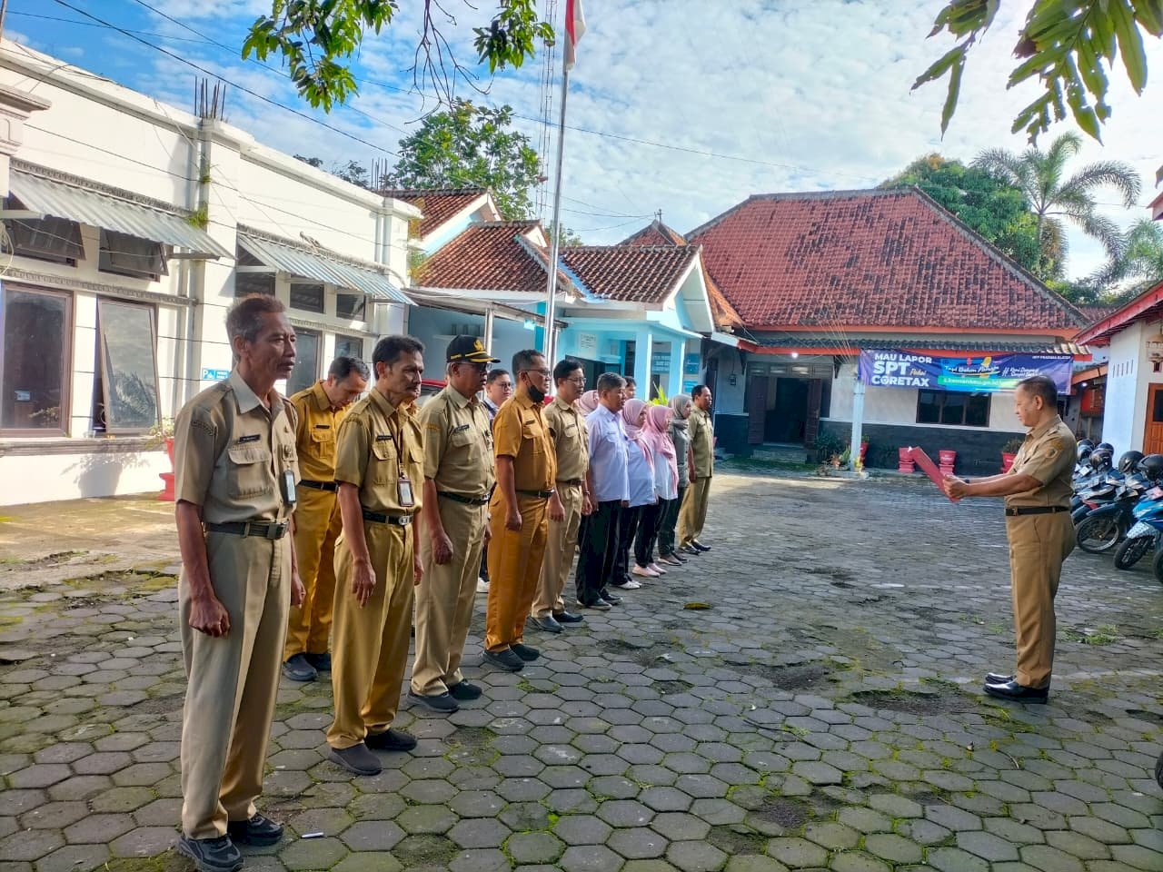 Pelaksanaan Apel Pagi Karyawan dan Karyawati Kecamatan Manisrenggo
