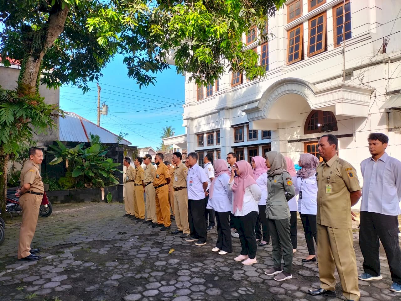 Pelaksanaan Apel Pagi Karyawan dan Karyawati Kecamatan Manisrenggo