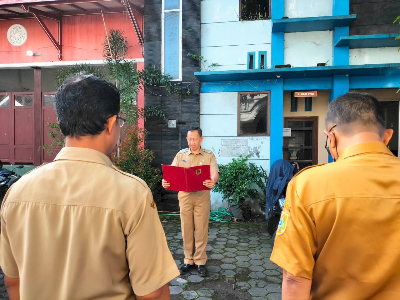 Pelaksanaan Apel Pagi Karyawan dan Karyawati Kecamatan Manisrenggo