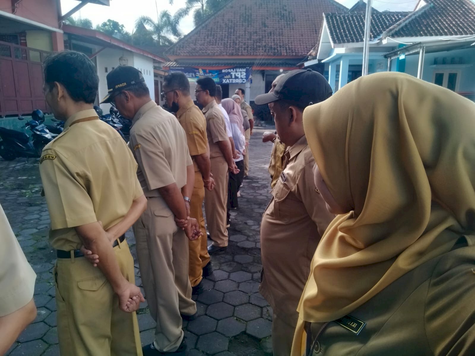 Pelaksanaan Apel Pagi Karyawan dan Karyawati Kecamatan Manisrenggo