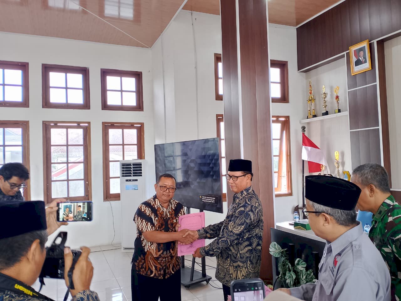 Penyerahan SK Kepengurusan PKUB Desa se-Kecamatan Manisrenggo Periode 2025-2028 dan Dialog bersama FKUB Kabupaten Klaten