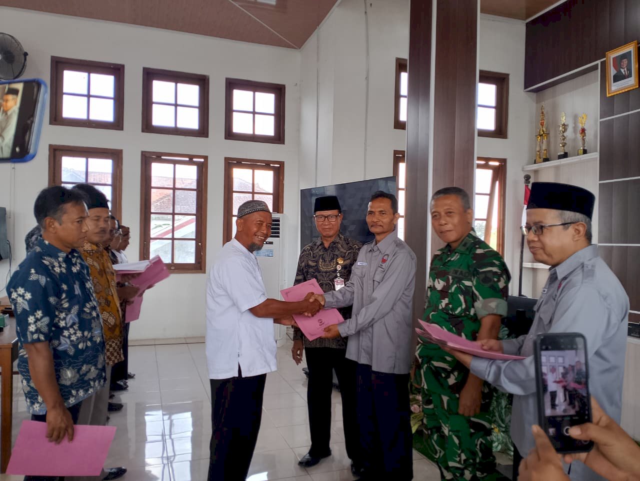 Penyerahan SK Kepengurusan PKUB Desa se-Kecamatan Manisrenggo Periode 2025-2028 dan Dialog bersama FKUB Kabupaten Klaten