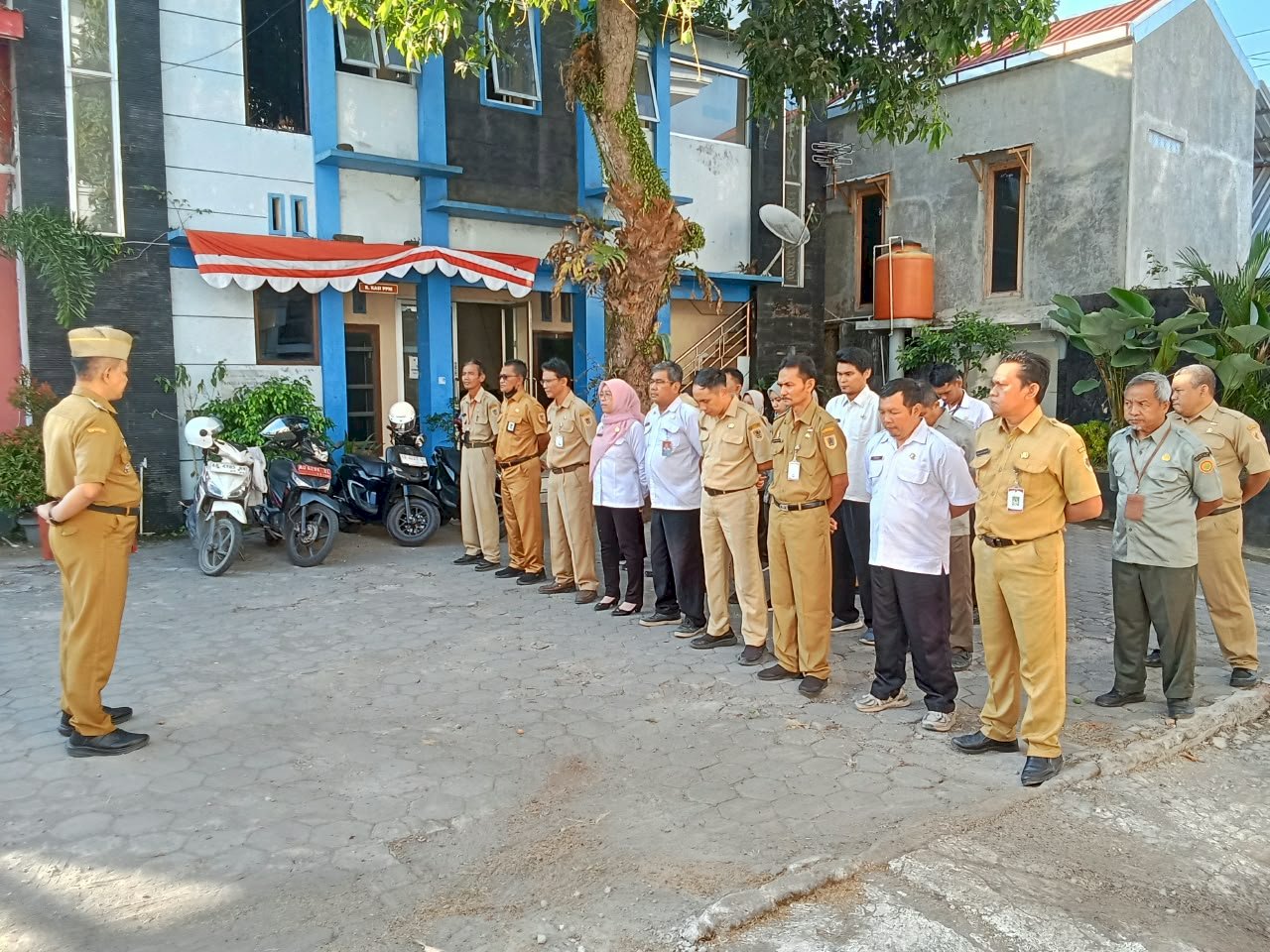 Pelaksanaan Apel Pagi Karyawan dan Karyawati Kecamatan Manisrenggo