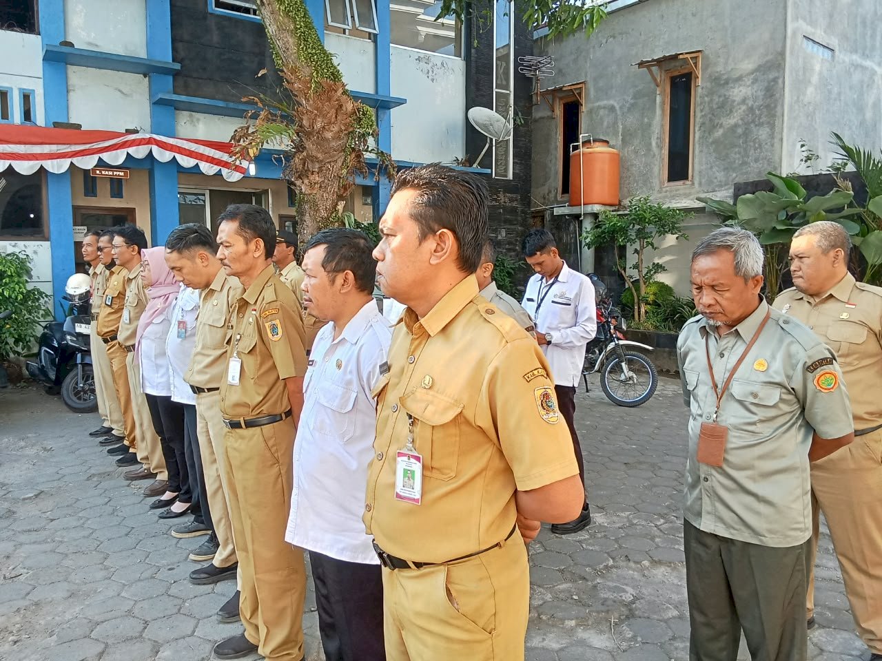 Pelaksanaan Apel Pagi Karyawan dan Karyawati Kecamatan Manisrenggo