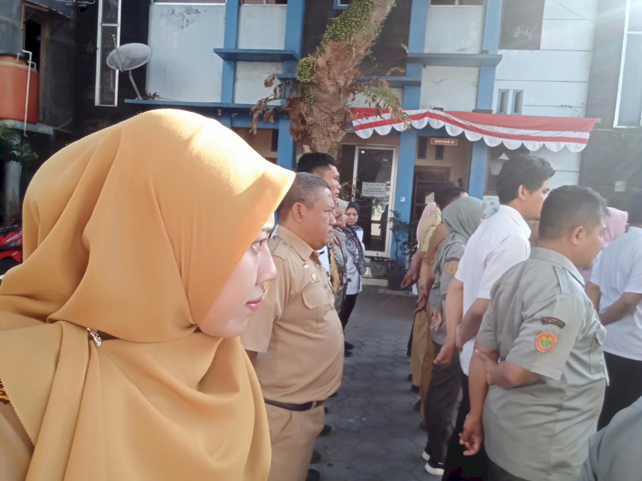 Pelaksanaan Apel Pagi Karyawan dan Karyawati Kecamatan Manisrenggo