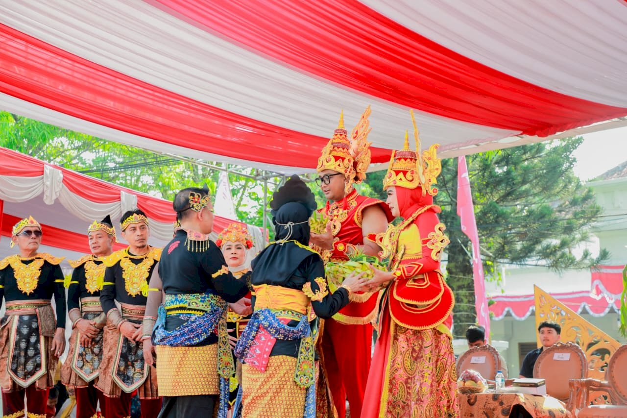 Ikut berpartisipasi dalam Karnaval Budaya Klaten "Mataram Kuno: Mandala Peradaban - Saka Sandyakala, Tumuju Cahya" Kecamatan Manisrenggo mempersembahkan cerita "RITUAL DAN ZIARAH WARGA MANISRENGGO"