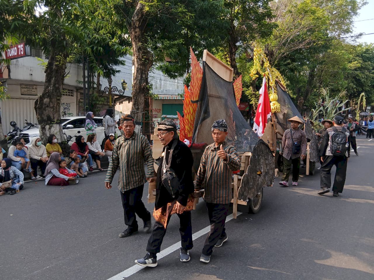Ikut berpartisipasi dalam Karnaval Budaya Klaten "Mataram Kuno: Mandala Peradaban - Saka Sandyakala, Tumuju Cahya" Kecamatan Manisrenggo mempersembahkan cerita "RITUAL DAN ZIARAH WARGA MANISRENGGO"