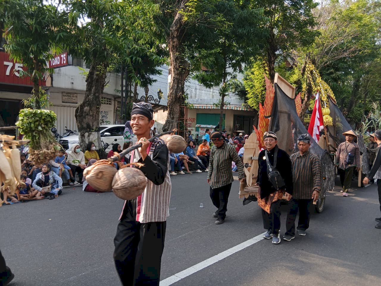 Ikut berpartisipasi dalam Karnaval Budaya Klaten "Mataram Kuno: Mandala Peradaban - Saka Sandyakala, Tumuju Cahya" Kecamatan Manisrenggo mempersembahkan cerita "RITUAL DAN ZIARAH WARGA MANISRENGGO"