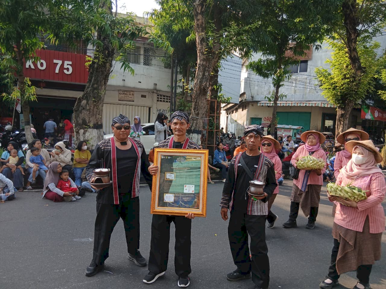 Ikut berpartisipasi dalam Karnaval Budaya Klaten "Mataram Kuno: Mandala Peradaban - Saka Sandyakala, Tumuju Cahya" Kecamatan Manisrenggo mempersembahkan cerita "RITUAL DAN ZIARAH WARGA MANISRENGGO"