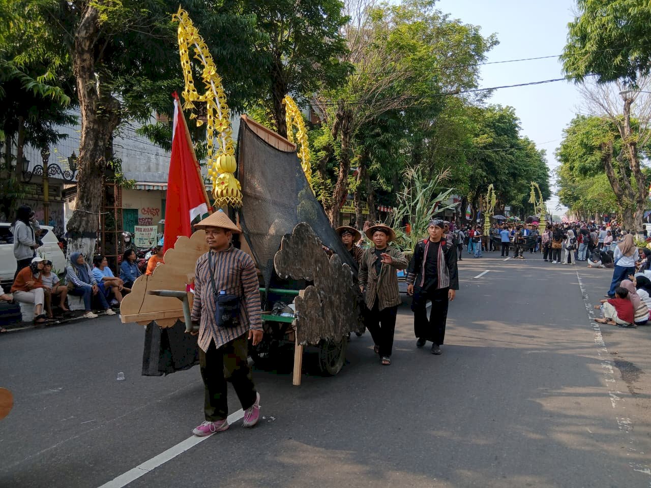 Ikut berpartisipasi dalam Karnaval Budaya Klaten "Mataram Kuno: Mandala Peradaban - Saka Sandyakala, Tumuju Cahya" Kecamatan Manisrenggo mempersembahkan cerita "RITUAL DAN ZIARAH WARGA MANISRENGGO"