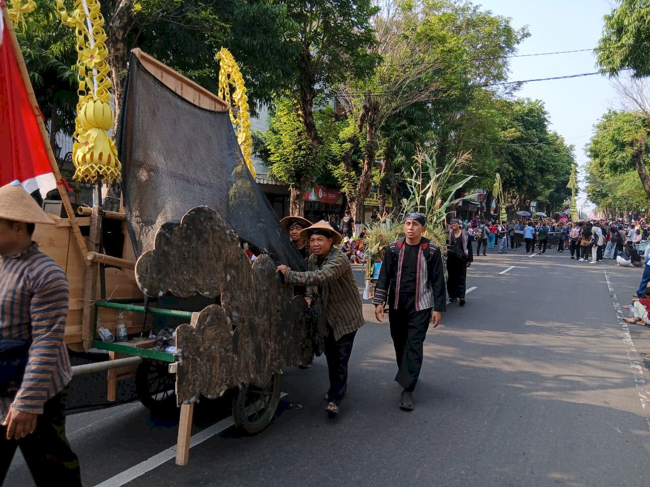 Ikut berpartisipasi dalam Karnaval Budaya Klaten "Mataram Kuno: Mandala Peradaban - Saka Sandyakala, Tumuju Cahya" Kecamatan Manisrenggo mempersembahkan cerita "RITUAL DAN ZIARAH WARGA MANISRENGGO"