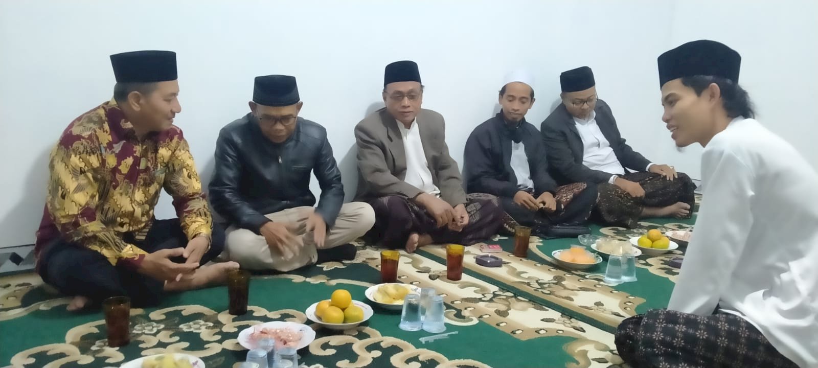 Pengajian dalam rangka memperingati maulid nabi Muhammad SAW di Majelis Ngatur Jiwo, Ponpes Losari, Solodiran. Manisrenggo