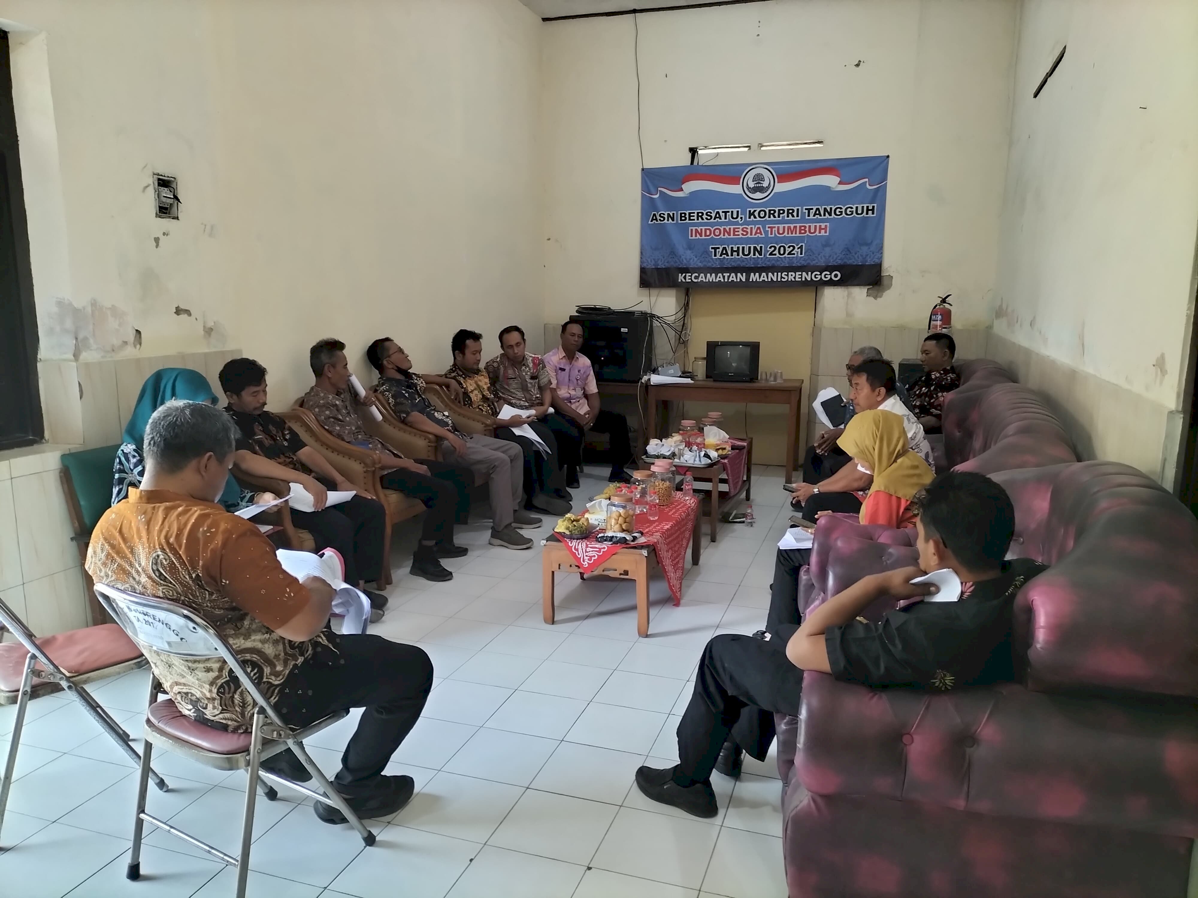 Rapat Koordinasi Intern terkait Persiapan Verifikasi dan Validasi Lapangan Evaluasi Kinerja Kecamatan (EKK) tahun 2026 Kecamatan Manisrenggo