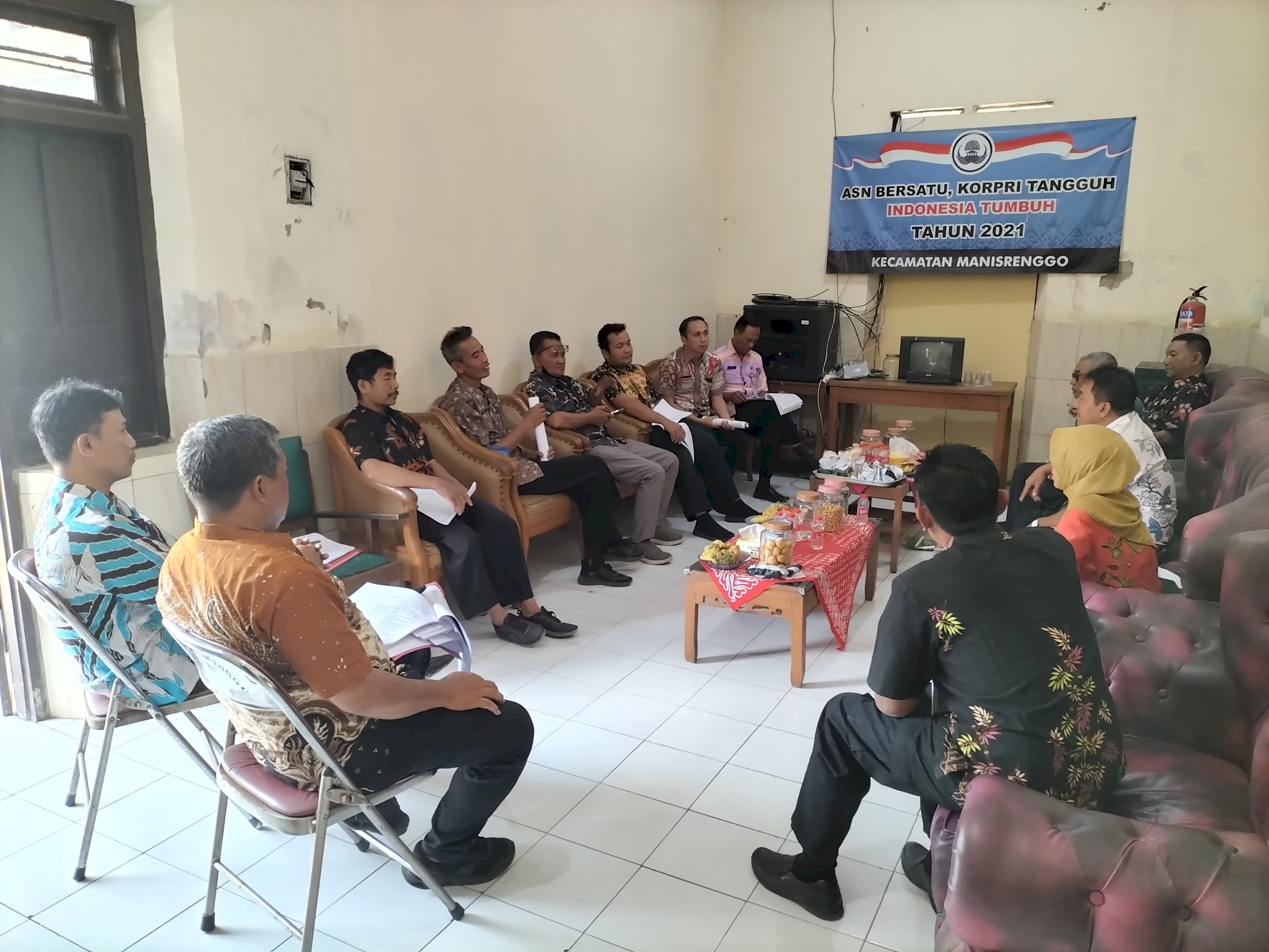 Rapat Koordinasi Intern terkait Persiapan Verifikasi dan Validasi Lapangan Evaluasi Kinerja Kecamatan (EKK) tahun 2026 Kecamatan Manisrenggo