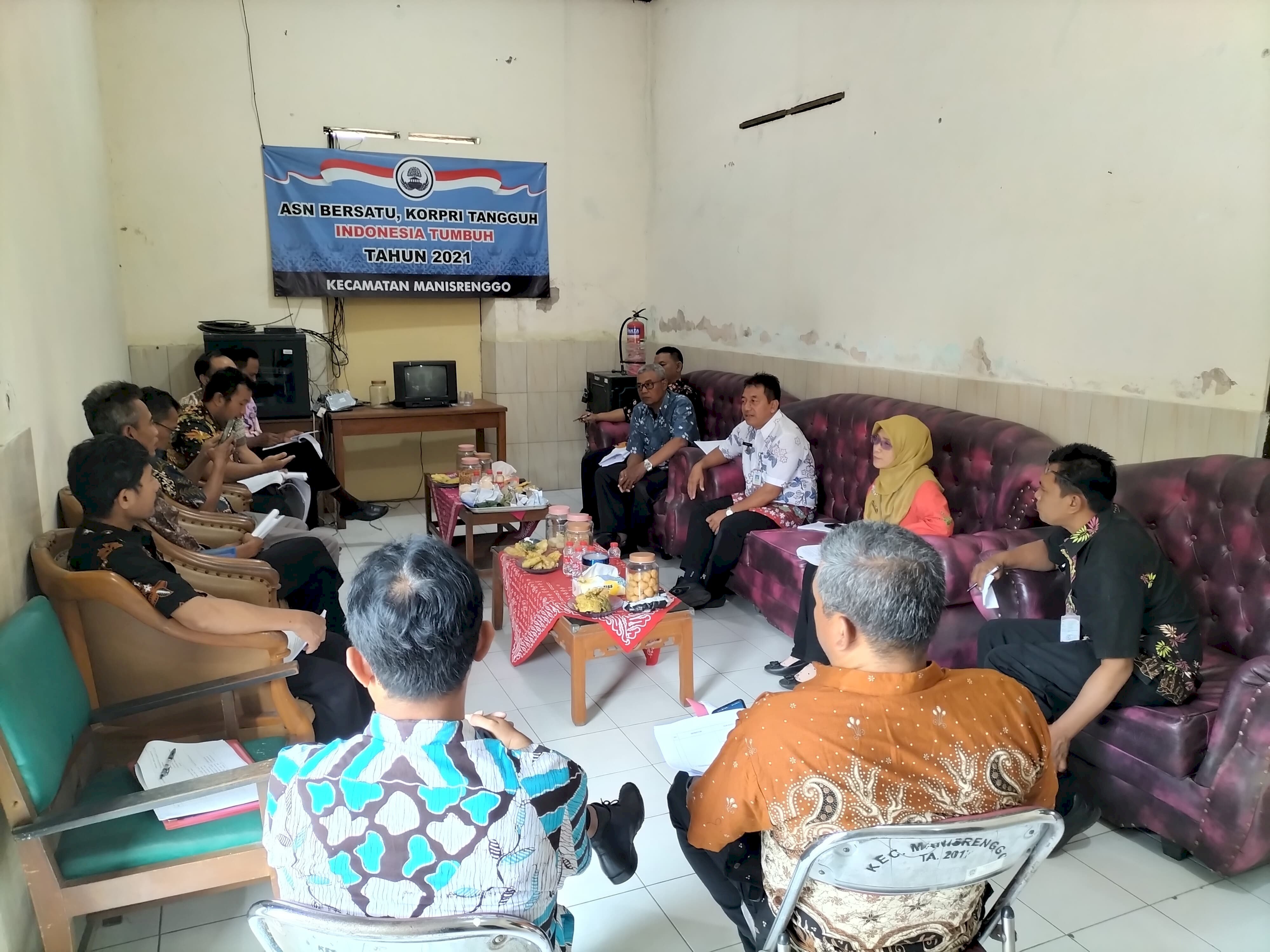 Rapat Koordinasi Intern terkait Persiapan Verifikasi dan Validasi Lapangan Evaluasi Kinerja Kecamatan (EKK) tahun 2026 Kecamatan Manisrenggo